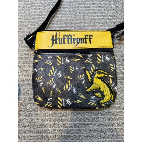 Harry Potter Danielle Nicole Hufflepuff Mini Backpack and Crossbody Bag Bundle - Picture 6 of 12